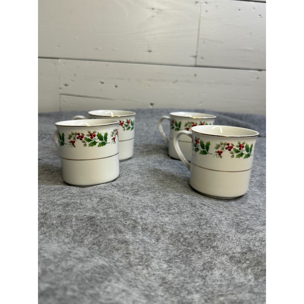 Gibson Everyday Holly Berry Christmas Mugs Set of 4 Gold Trim Ceramic Cups